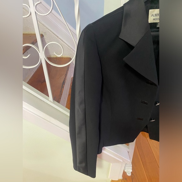 Detailed Albert Nipon blazer, black with beautiful vintage buttons! - Picture 5 of 6